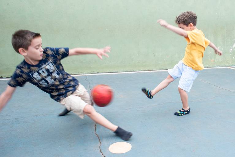 Fotografia infantil em Jaú, SP, com registros espontâneos e naturais de crianças, valorizando a alegria, a personalidade e os momentos únicos da infância. Amendoeira Fotografia.