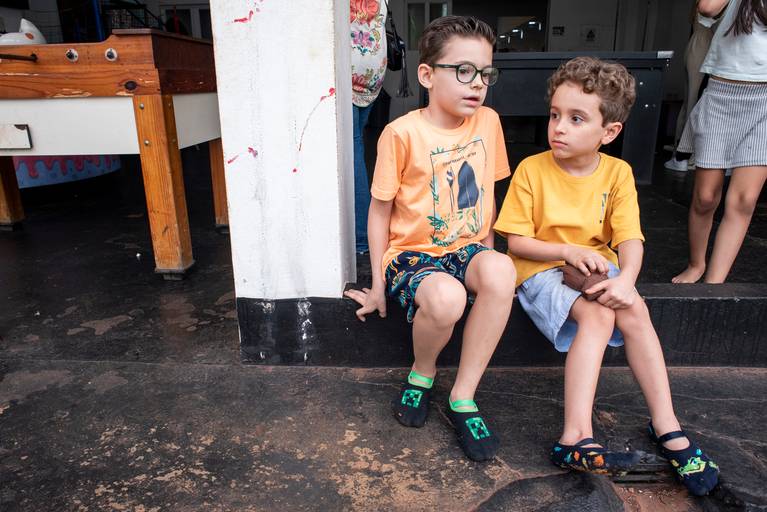 Fotografia infantil em Jaú, SP, com registros espontâneos e naturais de crianças, valorizando a alegria, a personalidade e os momentos únicos da infância. Amendoeira Fotografia.