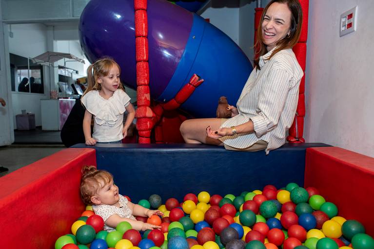 Fotografia infantil em Jaú, SP, com registros espontâneos e naturais de crianças, valorizando a alegria, a personalidade e os momentos únicos da infância. Amendoeira Fotografia.