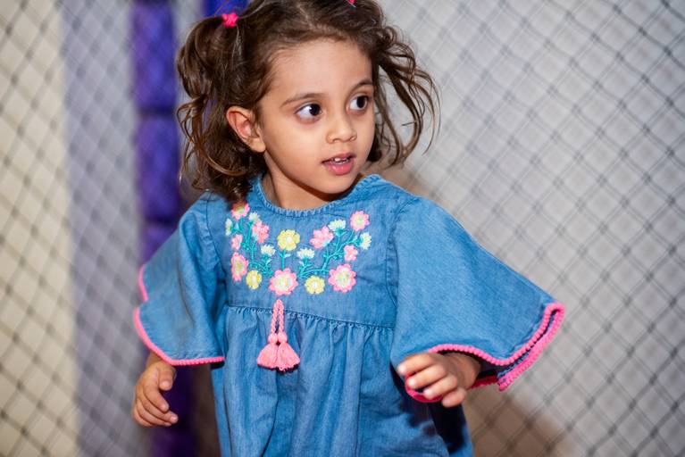 Fotografia infantil em Jaú, SP, com registros espontâneos e naturais de crianças, valorizando a alegria, a personalidade e os momentos únicos da infância. Amendoeira Fotografia.