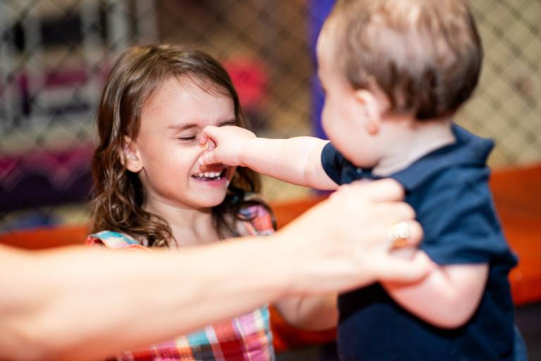 Fotografia infantil em Jaú, SP, com registros espontâneos e naturais de crianças, valorizando a alegria, a personalidade e os momentos únicos da infância. Amendoeira Fotografia.