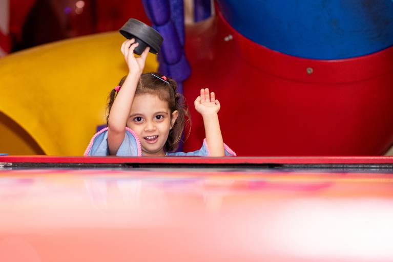 Fotografia infantil em Jaú, SP, com registros espontâneos e naturais de crianças, valorizando a alegria, a personalidade e os momentos únicos da infância. Amendoeira Fotografia.