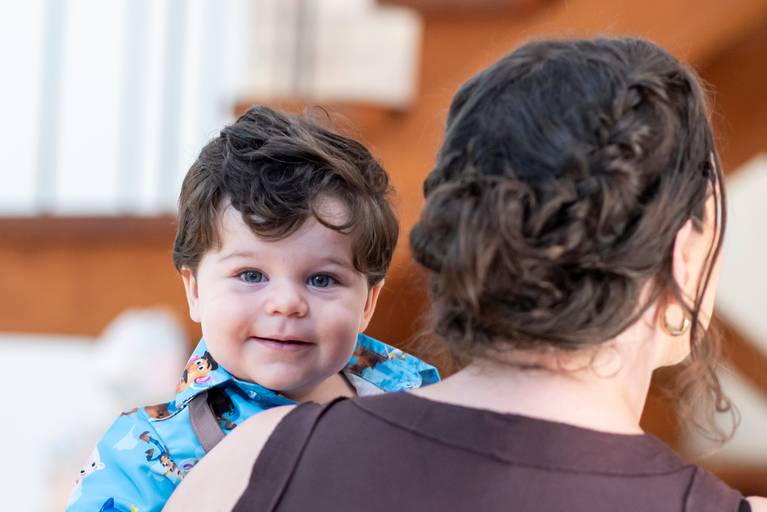 Fotografia infantil em Jaú, SP, com registros espontâneos e naturais de crianças, valorizando a alegria, a personalidade e os momentos únicos da infância. Amendoeira Fotografia.