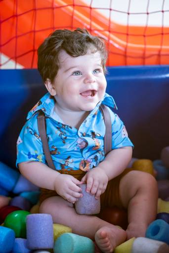 Fotografia infantil em Jaú, SP, com registros espontâneos e naturais de crianças, valorizando a alegria, a personalidade e os momentos únicos da infância. Amendoeira Fotografia.