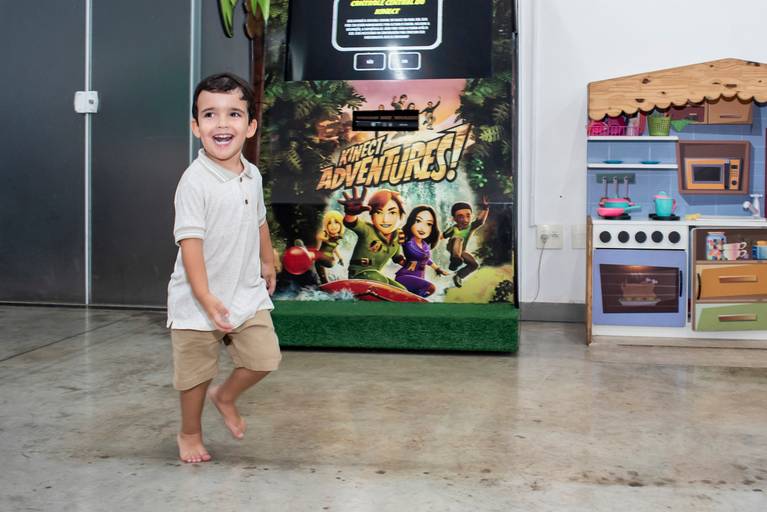Fotografia infantil em Jaú, SP, com registros espontâneos e naturais de crianças, valorizando a alegria, a personalidade e os momentos únicos da infância. Amendoeira Fotografia.