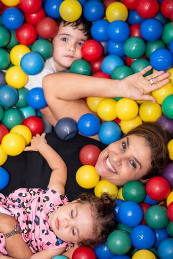 Fotografia infantil em Jaú, SP, com registros espontâneos e naturais de crianças, valorizando a alegria, a personalidade e os momentos únicos da infância. Amendoeira Fotografia.