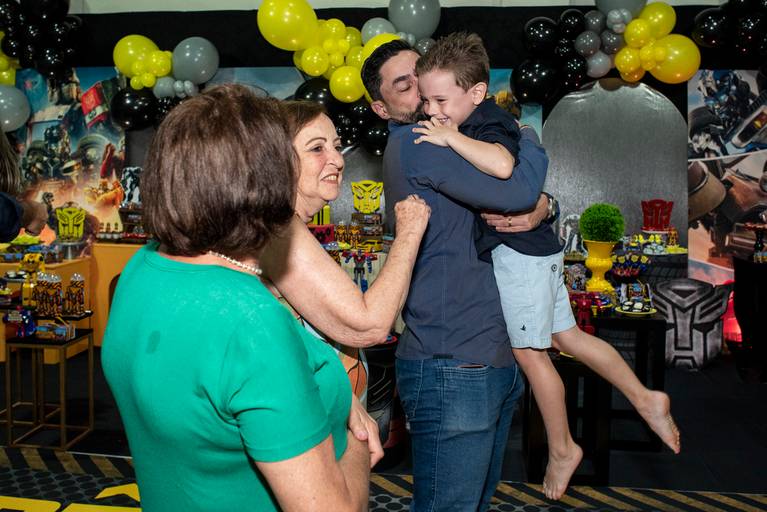 Fotografia infantil em Jaú, SP, com registros espontâneos e naturais de crianças, valorizando a alegria, a personalidade e os momentos únicos da infância. Amendoeira Fotografia.