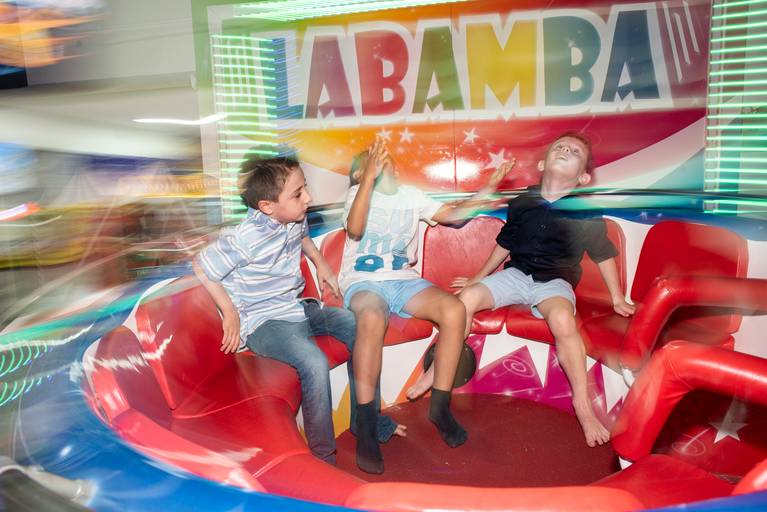 Fotografia infantil em Jaú, SP, com registros espontâneos e naturais de crianças, valorizando a alegria, a personalidade e os momentos únicos da infância. Amendoeira Fotografia.