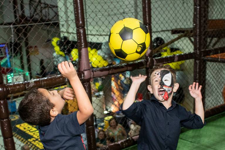 Fotografia infantil em Jaú, SP, com registros espontâneos e naturais de crianças, valorizando a alegria, a personalidade e os momentos únicos da infância. Amendoeira Fotografia.