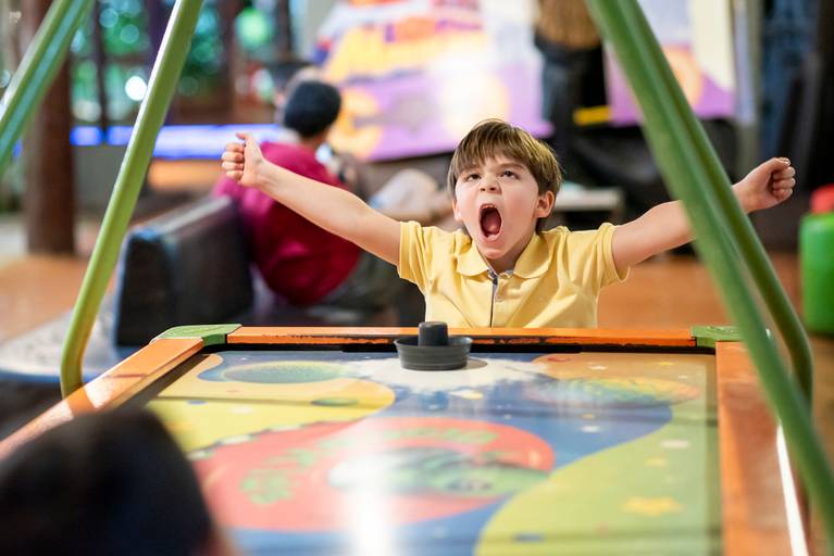 Fotografia infantil em Jaú, SP, com registros espontâneos e naturais de crianças, valorizando a alegria, a personalidade e os momentos únicos da infância. Amendoeira Fotografia.