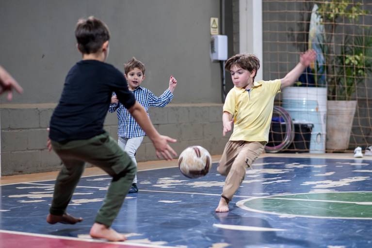 Fotografia infantil em Jaú, SP, com registros espontâneos e naturais de crianças, valorizando a alegria, a personalidade e os momentos únicos da infância. Amendoeira Fotografia.