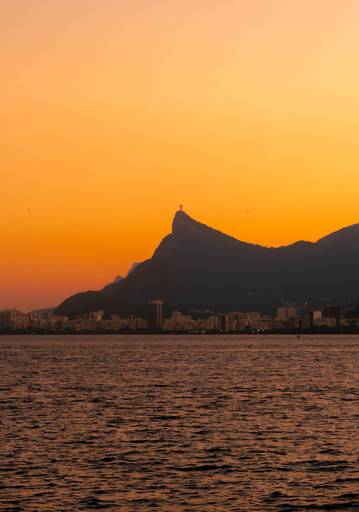 A vista da cidade de Niterói para a baía sempre me encantou, estão registrei o Cristo ao entardecer.
