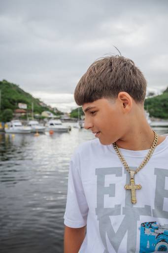 menino ideia de foto masculina perto do mar