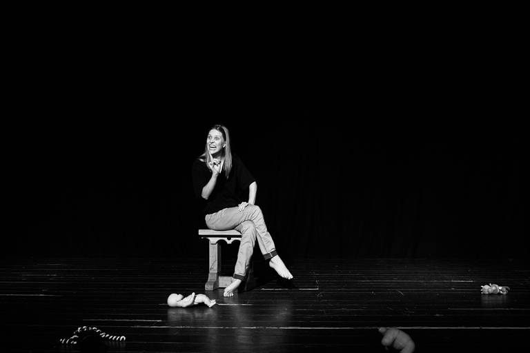 fotografia de uma atriz dramática em cena
