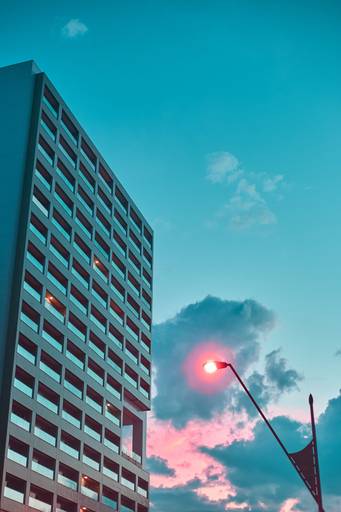 prédio azul em maringá ao fim da tarde 