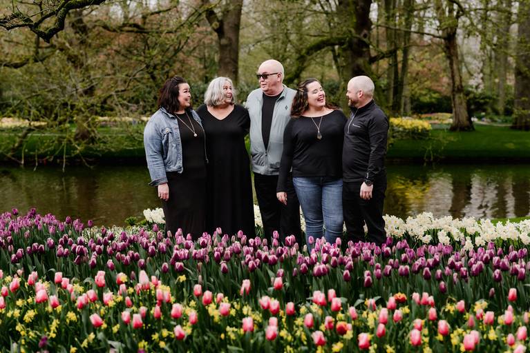 Multigenerational family photographed among tulips at Keukenhof Gardens, a bookable activity for travel agents arranging spring excursions for river cruise guests