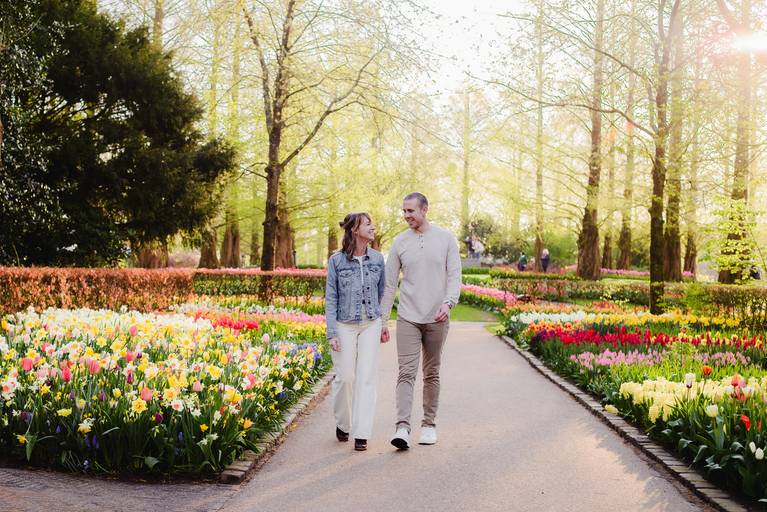 CA soft walk through Keukenhof at the end of the day. The light was warm, the gardens were quiet, and they just enjoyed being together. Moments like this always feel simple and real.