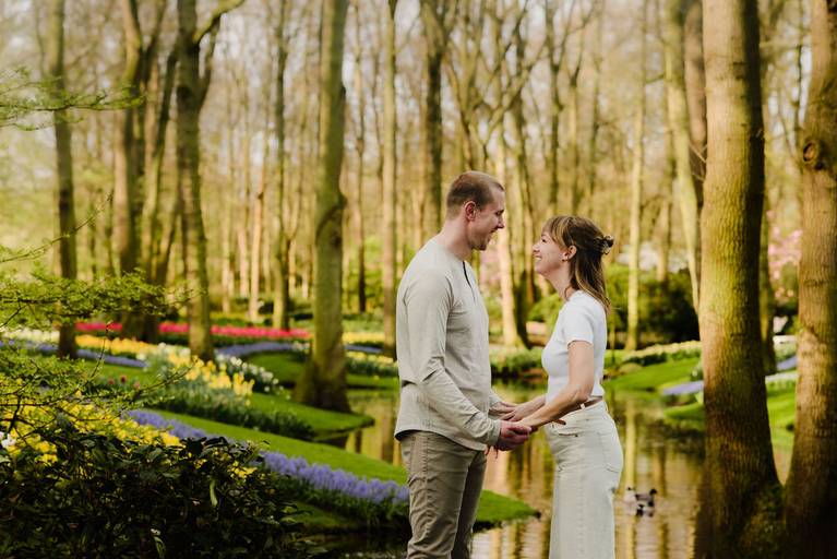 This part of Keukenhof is always calm. They stood there for a moment, listening to the water and enjoying the view. It felt like time slowed down for them.