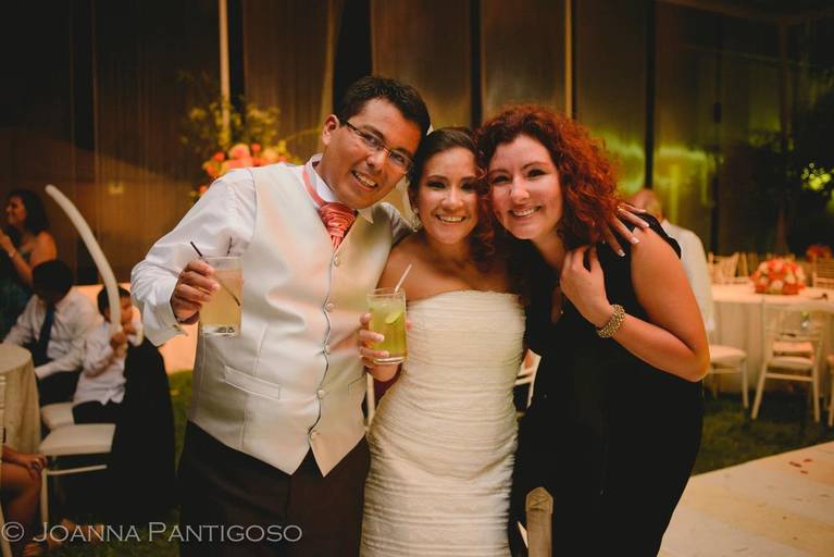 Love to make selfies during the wedding receptions. here with Natalia & José. I met them 2 years before while photographing their pregnancy experience and milestones with their kids.