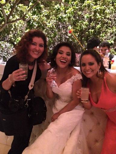 Having fun with the girls! Zaida's wedding and drinks together. My recommendation always for couples is to interact with your wedding photographer before. So before the wedding you're not distant and the wedding is photographed more naturally.