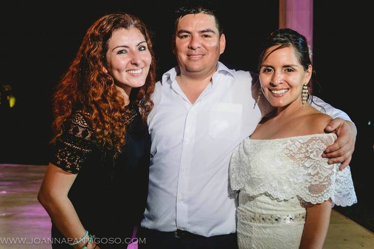 Natali & Jorge have one of the best wedding stories of the year. Heavy and non stoppable rain during their Summer backyard wedding, so we had to re arrange all last minute. Yes I document weddings but sometimes, it is important to help with more than that