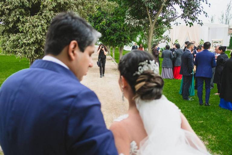 Every place is good to make a photo session, everything is about direction and great disposition. Here next to all guest and making memories for their families, who are literally watching us. 