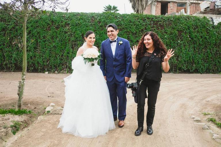 Captured by Claudia, my second shooter on this wedding, having fun while directing the couple for their photo session during this fantastic summer wedding.