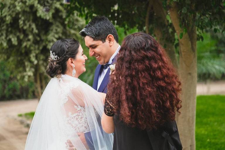 Sometimes there is not enough time to make backstage pictures while photographing a wedding. I'm so happy I could have some from my second shooter Claudia during this wedding.