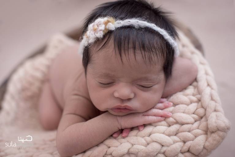 bebê Newborn no baldinho