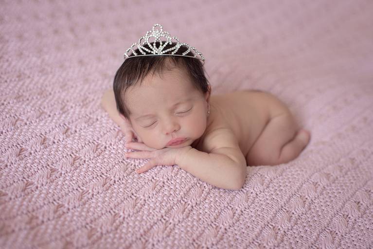 bebê Newborn com coroa de princesa