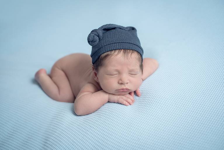 bebê Newborn com touca soneca