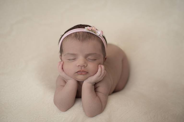 bebê Newborn na pose do bracinho