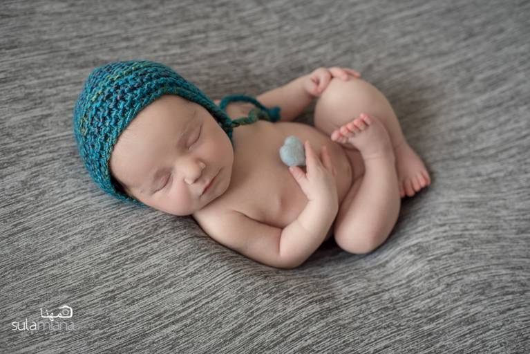 bebê Newborn com touca azul e coração