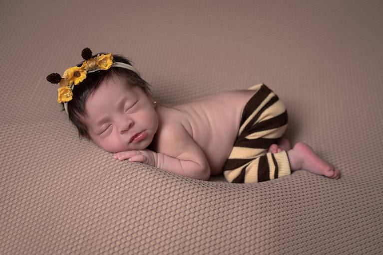 bebê Newborn com fantasia de abelha