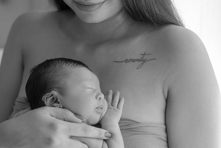 bebê Newborn no colo da mãe