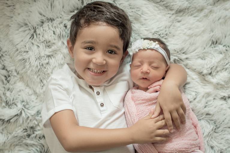 bebê Newborn com seu irmão