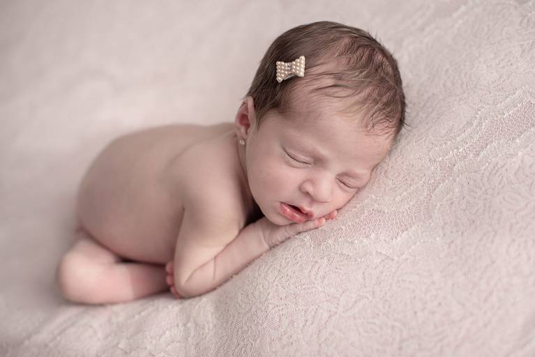  bebê Newborn na pose do pé no cotovelo