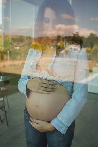 detalhes da Gestante através do vidro