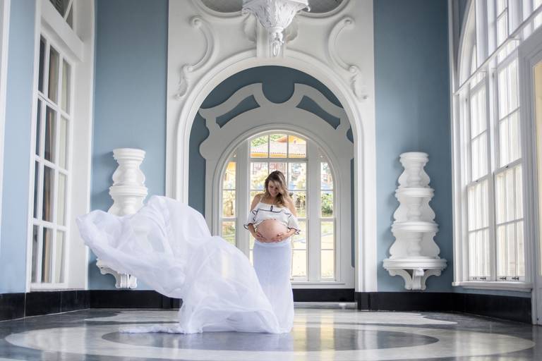 Gestante com saia branca voando no quitandinha