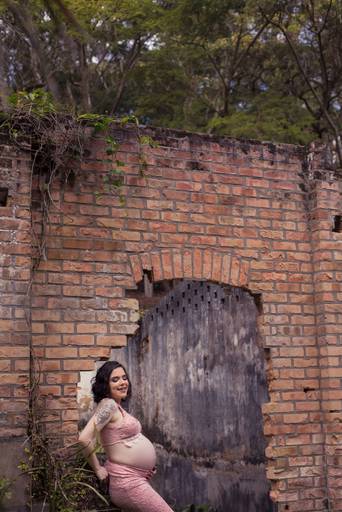 Gestante em meio a ruínas de uma casa
