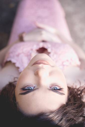 detalhes do rosto da gestante em evidência com foto nos olhos azuis