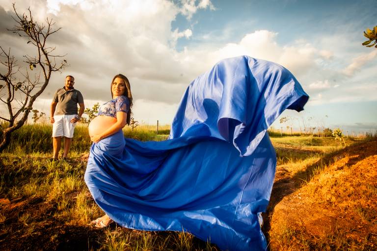 gestante  - gestante  no gama  - fotografo no gama - gestante em bsb  - ensaio fotógrafo  de gestante -  book de gestante  - ensaio  de gestante  - fotografo em Brasília  -   tecido  azul e por do sol casal gestante 