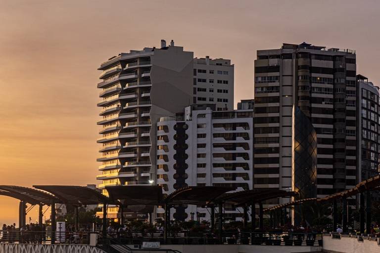 Miraflores Lima Peru cityscape sunset golden hour smartphone Bravo Fotografia 2022