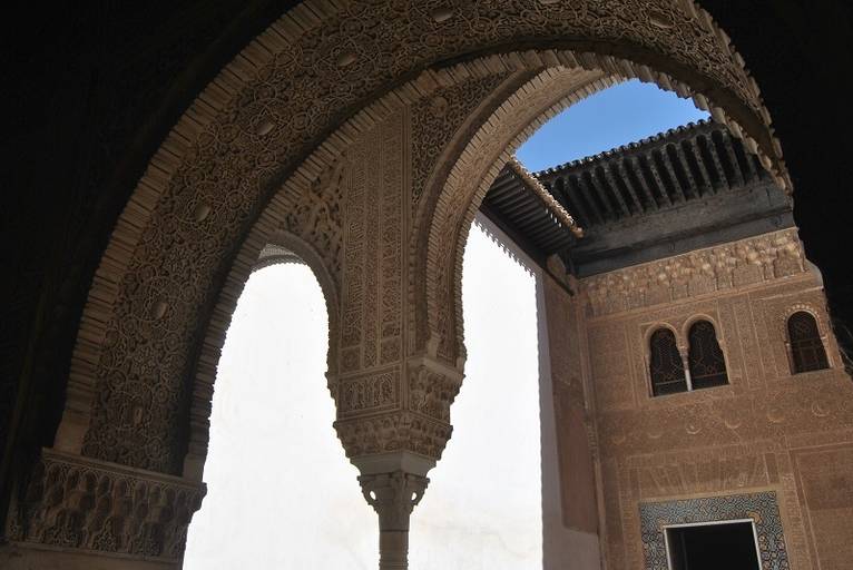 Detalhe Arquitetônico pátio interno, complexo Alhambra, Granada, Andaluzia, Espanha