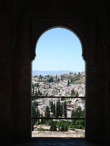 Detalhe Arquitetônico de janela do complexo Alhambra, com vista para a cidade de Granada, Andaluzia, Espanha