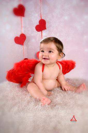 Alice vestida de cupido no carnaval na sessão fotográfica de estúdio de Arouca
