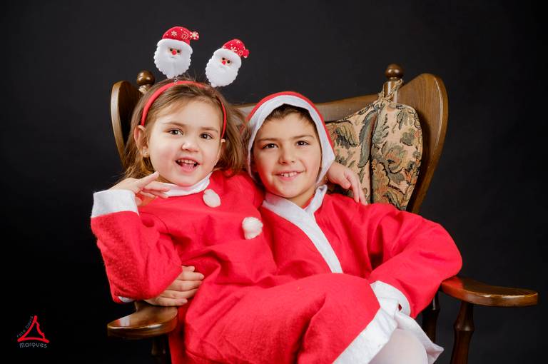 Margarida e Francisco dois irmãos em sessão fotográfica em Arouca