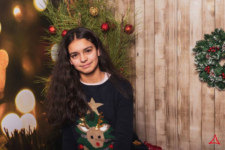 Irmã mais velha na sessão fotográfica de natal