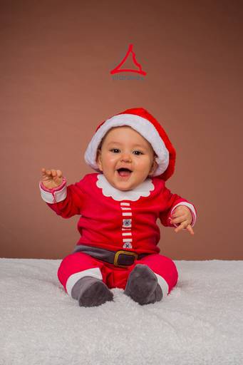 Sessão de Natal com bebé com riso estridente 