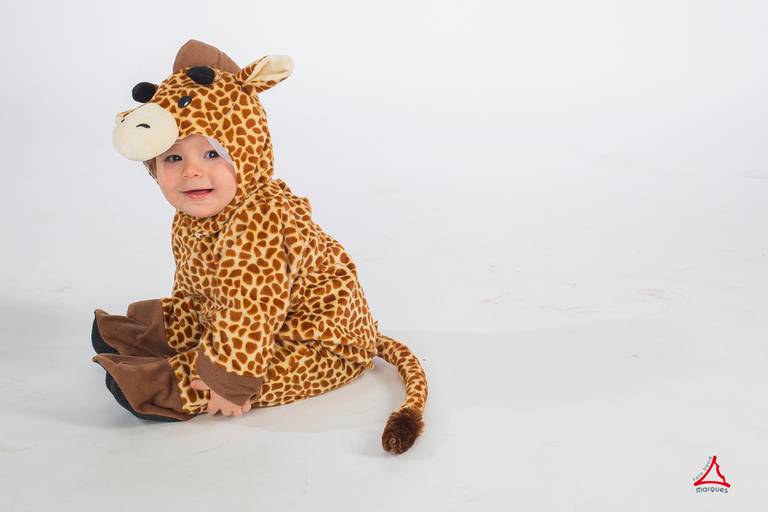 Gonçalo vertido com o fato de carnaval